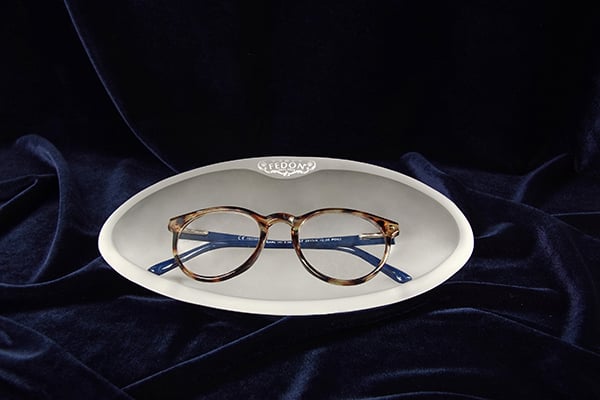 Fedon realizza un portaocchiali da tavolo in vetro in Limited edition.