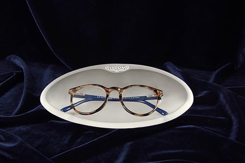 Fedon realizza un portaocchiali da tavolo in vetro in Limited edition.