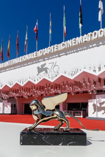 Per tre anni Thélios sarà l’Official Eyewear Sponsor della Mostra Internazionale d'Arte Cinematografica di Venezia.