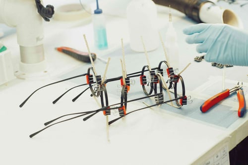 EssilorLuxottica acquisisce la divisione ottica di PUcore per innovare le lenti oftalmiche ad alto indice