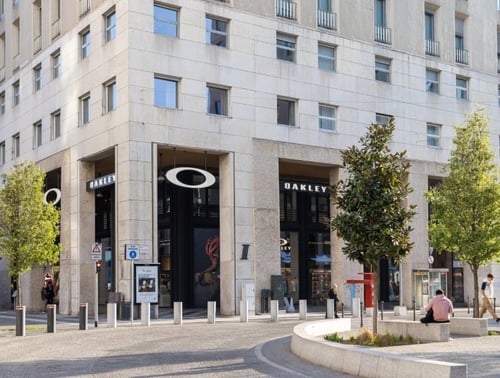Oakley apre il suo nuovo store esperienziale nel cuore di Milano