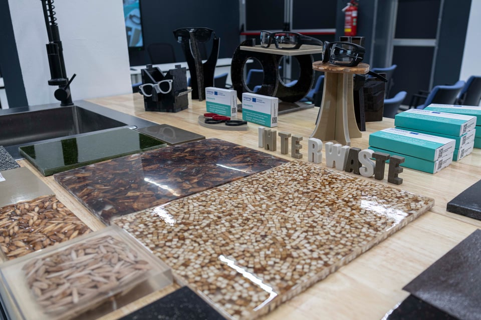Dagli espositori per occhiali ai pannelli d’arredo con “InterWASTE” la seconda vita dei rifiuti diventa realtà