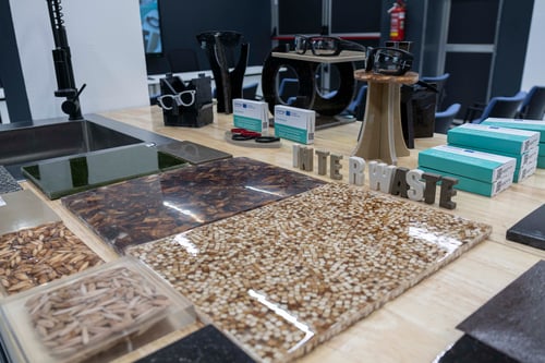 Dagli espositori per occhiali ai pannelli d’arredo con “InterWASTE” la seconda vita dei rifiuti diventa realtà