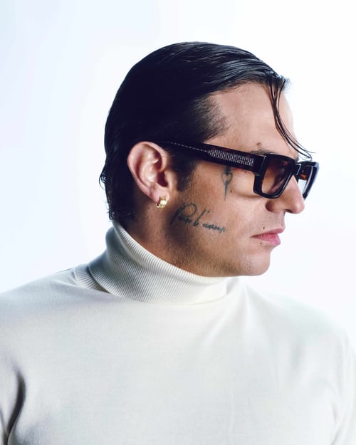 Achille Lauro indossa Calvin Klein Eyewear: stile audace per la prossima F/W