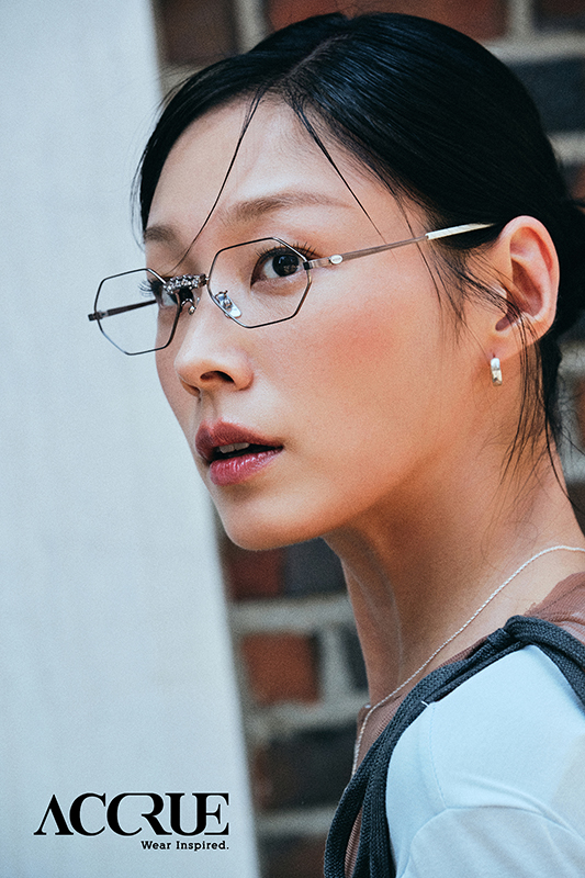 Accrue Eyewear: a New Mood, Enabled by a Detachable Bridge