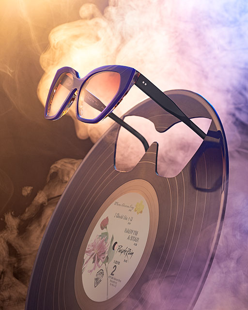 Il brand, esperto nella lavorazione del vinile, annuncia la Limited Edition con protagonista il viola brillante, omaggio a Purple Rain